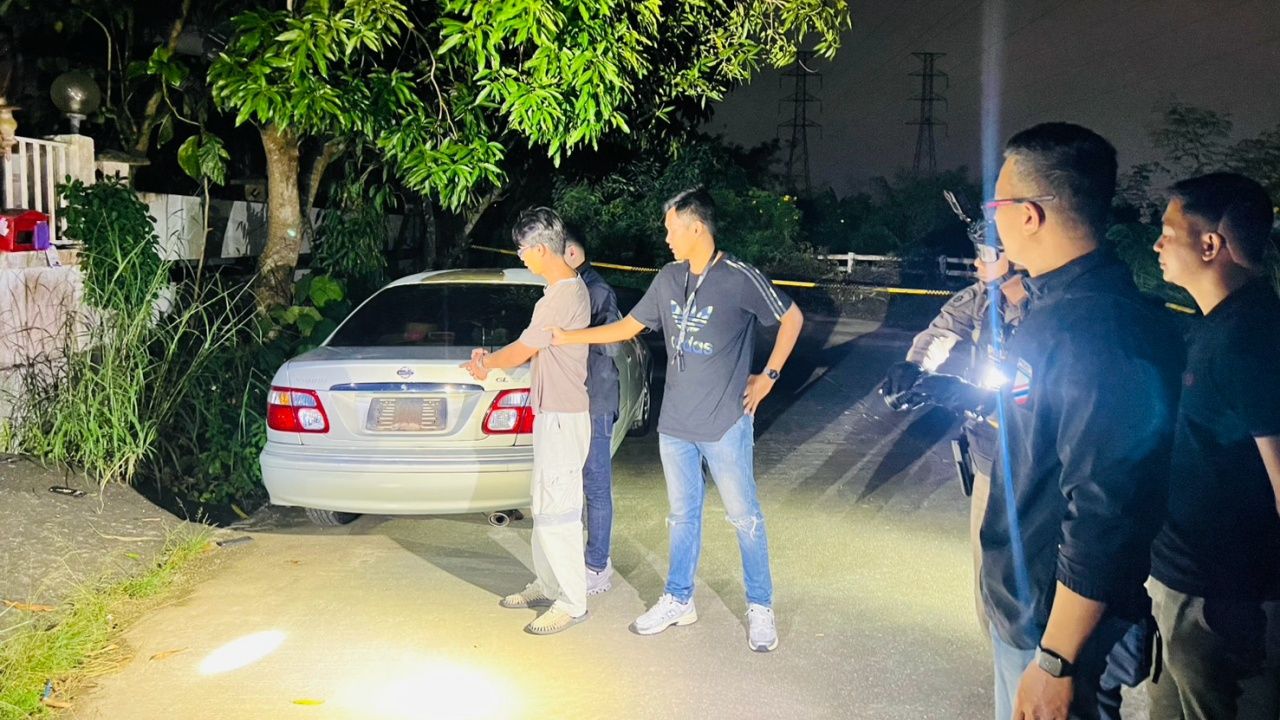 跟踪上车 锁住脖子杀害导游女 抢金偿还债务 把车停在废弃房子 每天回来查看尸体