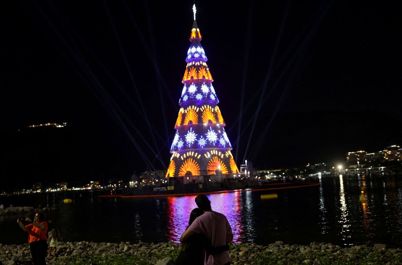 里约热内卢推出80米高的“漂浮圣诞树” 点亮超230万盏灯迎接圣诞节