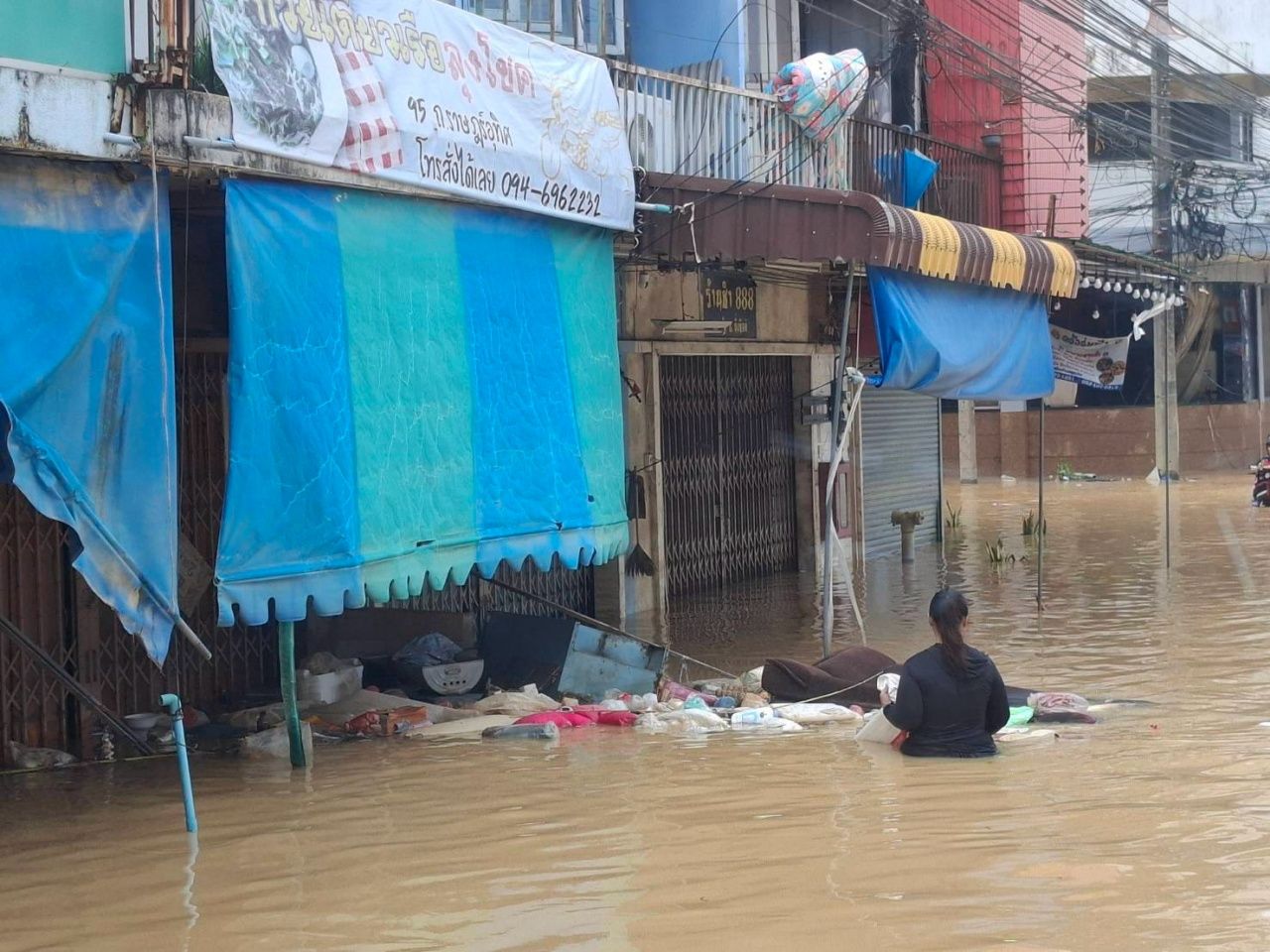 最新图片揭示合艾8区水位下降 居民自行涉水求助