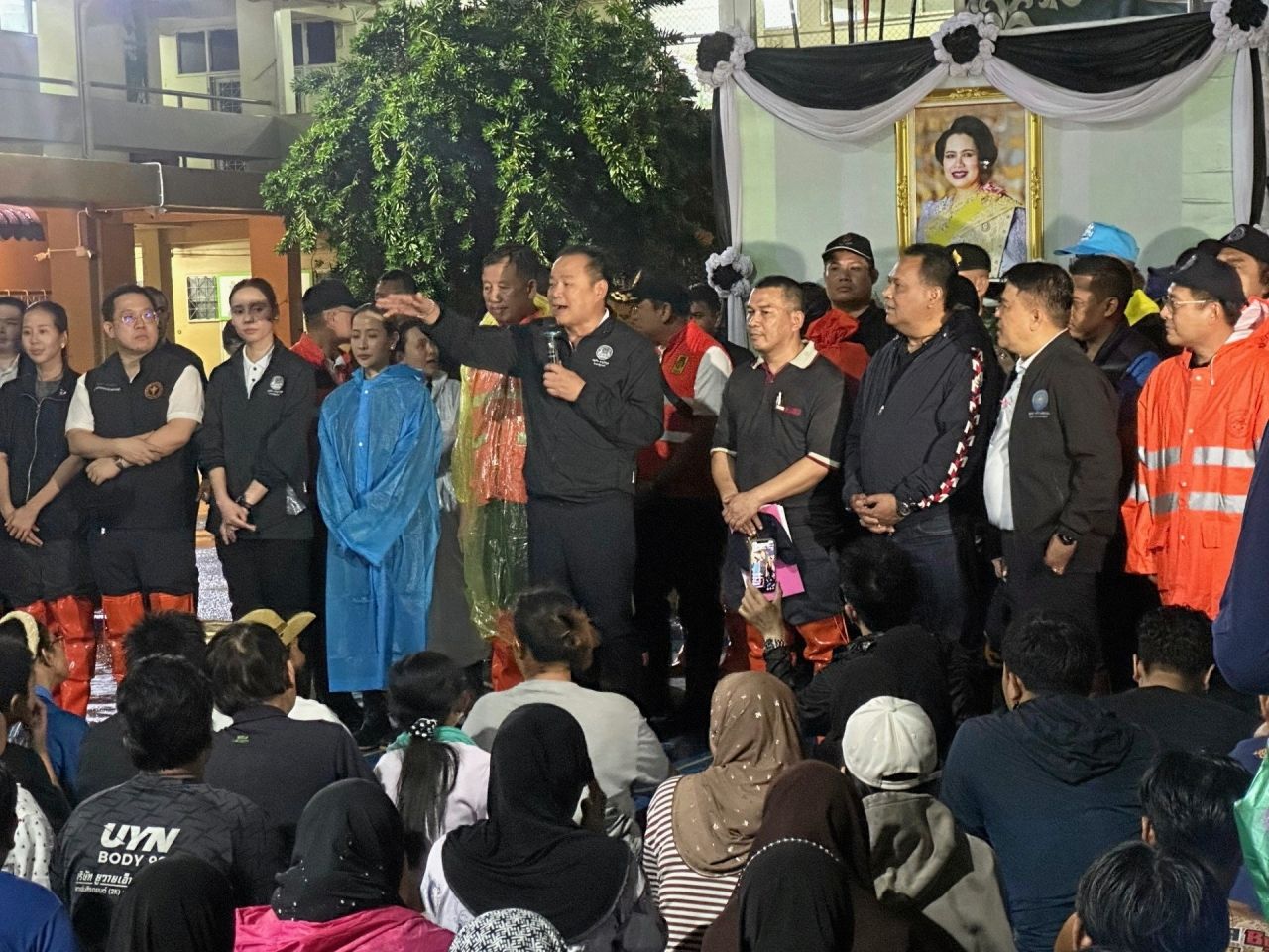 迎战合艾洪水，总理阿努廷亲临派发食物与安慰 支持赈灾提案入阁待批