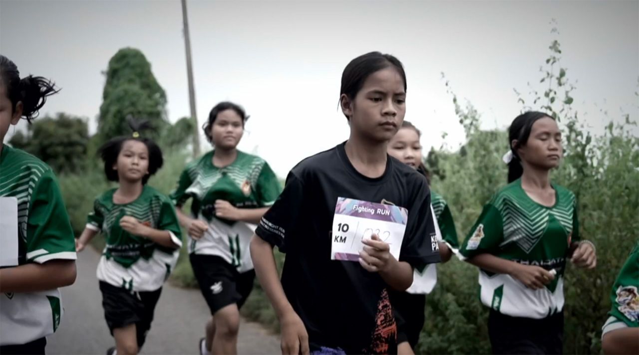 12 岁的年轻斗士“小明”参加马拉松比赛赢取奖金为卧床不起的曾祖母