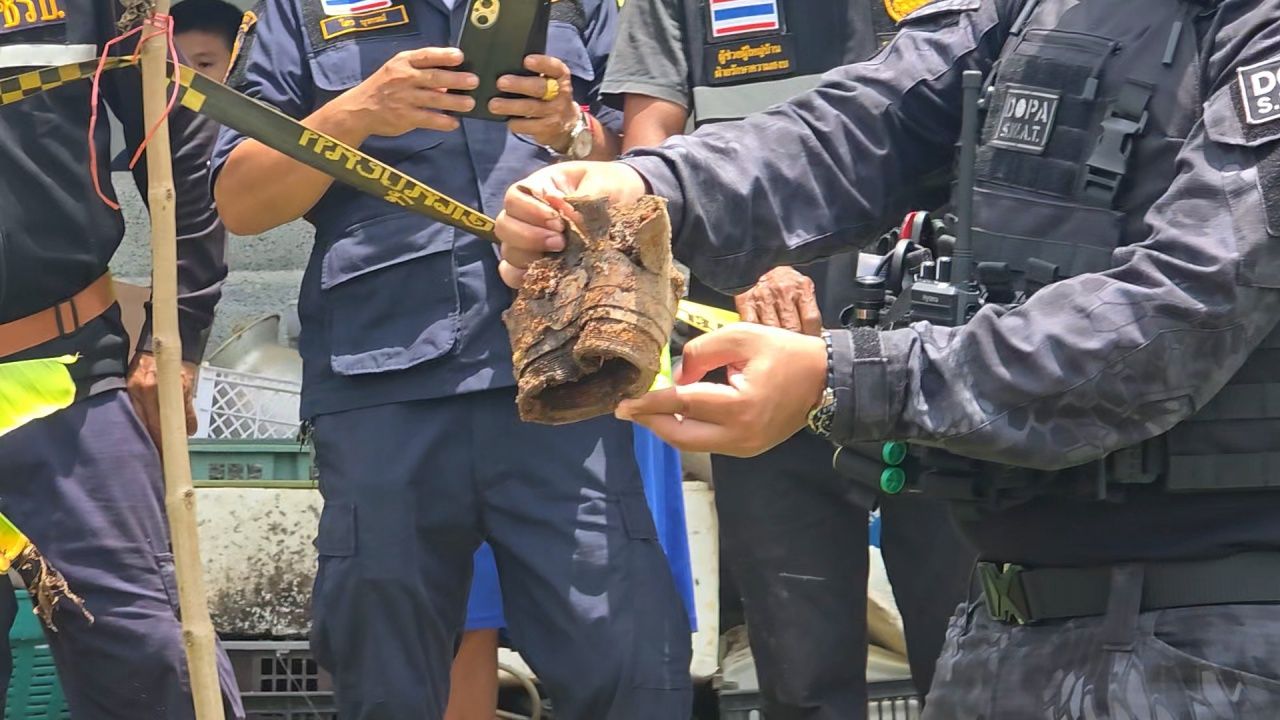拆弹小组在乌汶府清理 BM-21 未爆弹，加紧引爆销毁