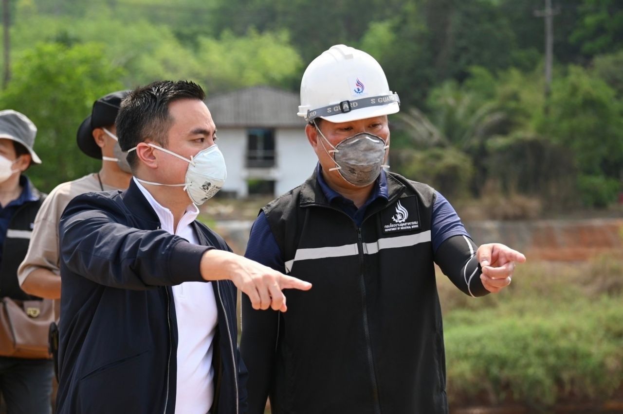 “เอกนัฏ”命令特别小组清理3家名义回收工厂，扣押550吨危险物质