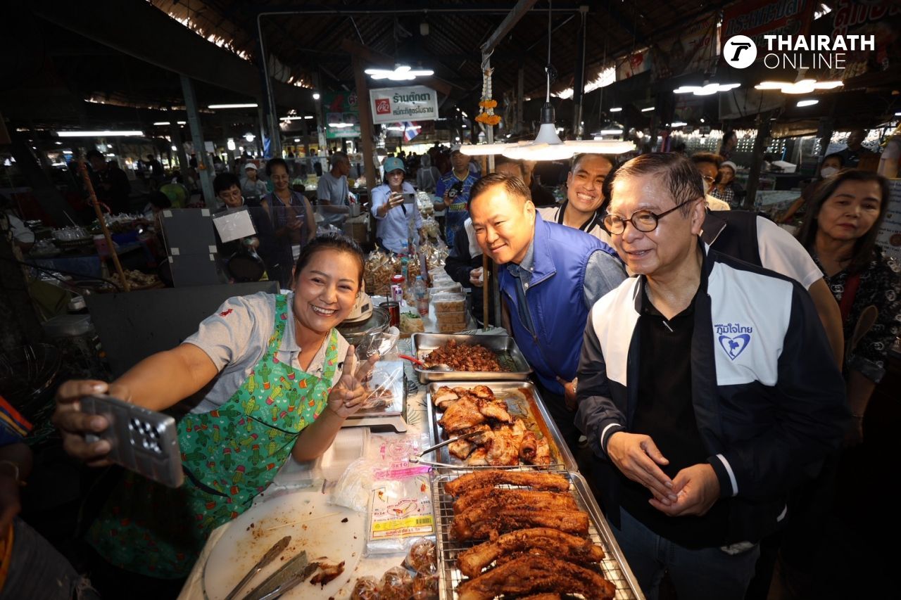 “阿努廷”携手“西哈萨”在孔隆达马延市场拉票，“佩克”前来助阵，人气不输父亲