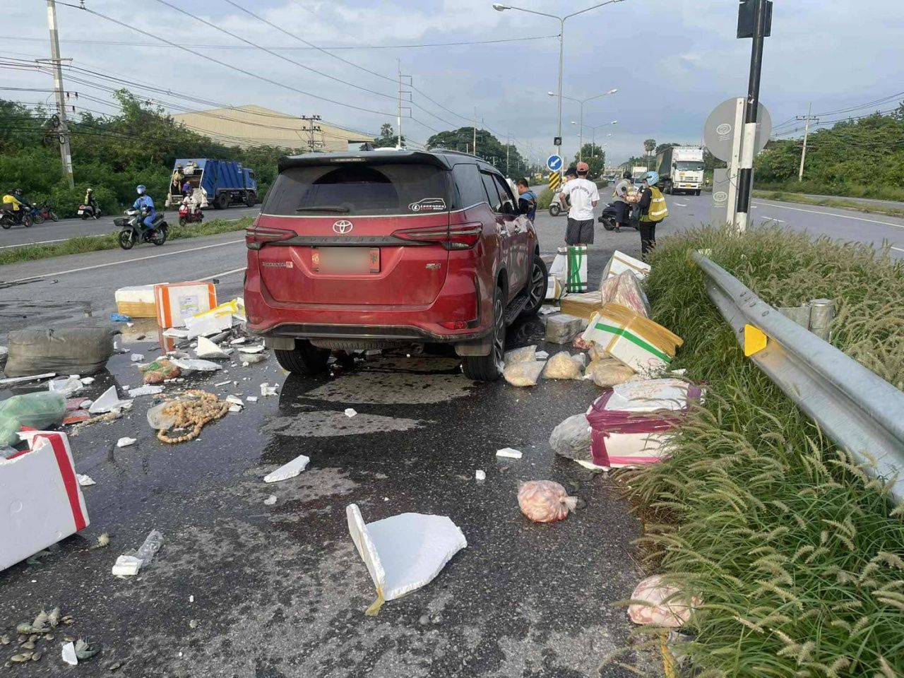 惊险瞬间：卡车急避转弯车，侧翻压摩托，司机幸免于难