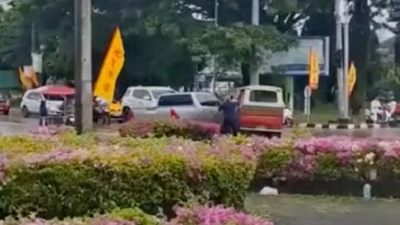 面包车司机持刀砍车 行政司法办公室中怒于车辆碰撞