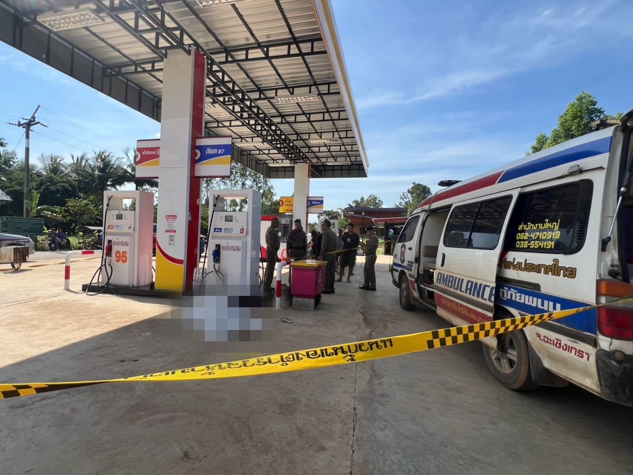 警官用.38口径手枪射杀油站员工 称曾有争执 母亲悲痛哭喊为何杀我儿