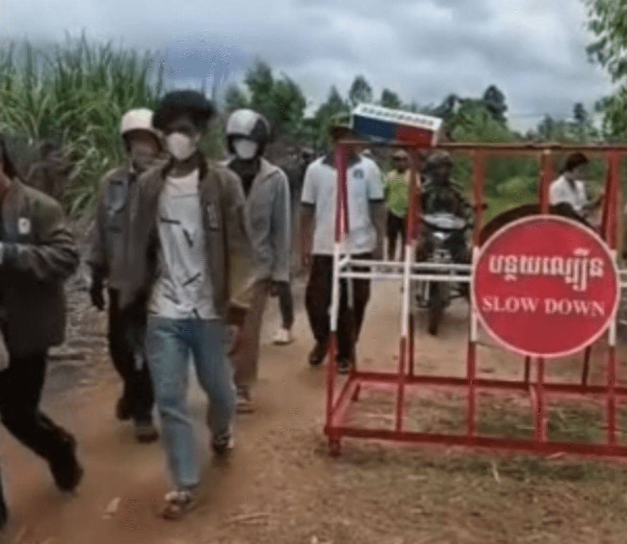 บ้านหนองหญ้าแก้ว-บ้านหนองจาน 紧张局势下 柬埔寨集会增加 手持棍棒-木棍