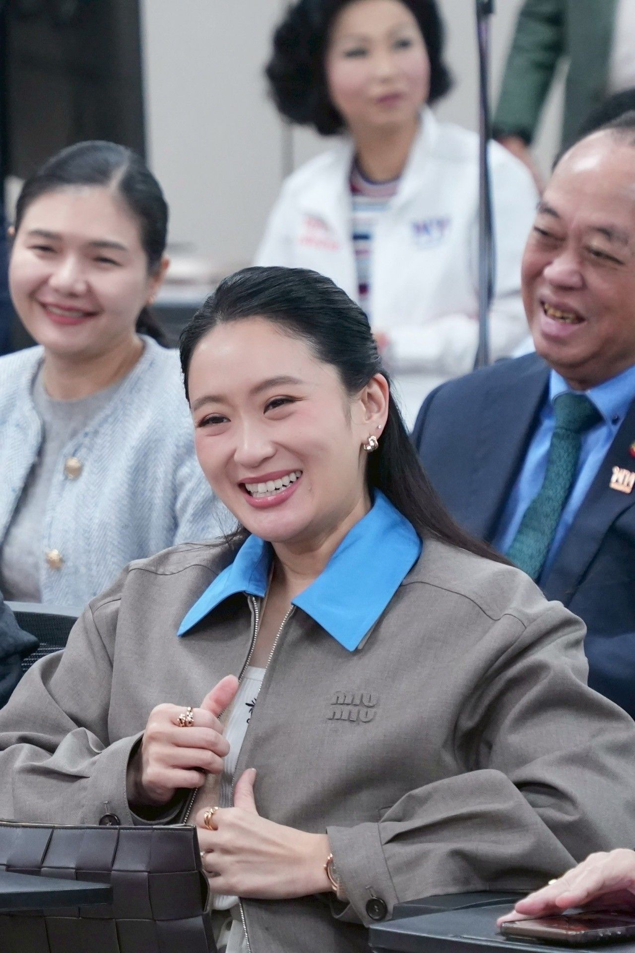 “你问女朋友帕查曼”加入为泰党，对议员说“加油哦”，成员欢呼“西那瓦”继续奋斗
