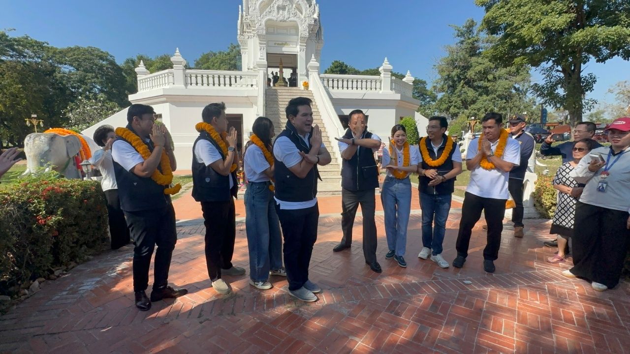 “阿努霆”在大城省为泰自豪党候选人加油，希望全省夺旗