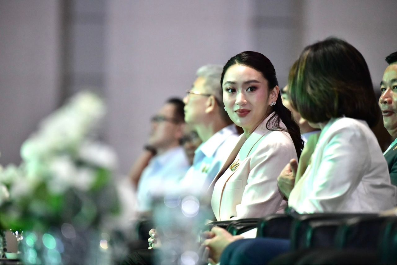 “英”总理回避回答最低工资上调至400泰铢的问题，指示公共卫生部门与民众沟通预防疾病