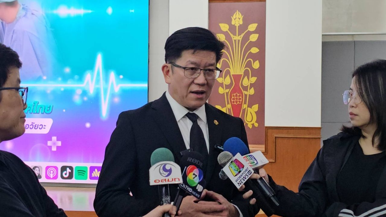 清迈大学医学院成功进行泰国首例20岁双胞胎男子肝脏移植手术