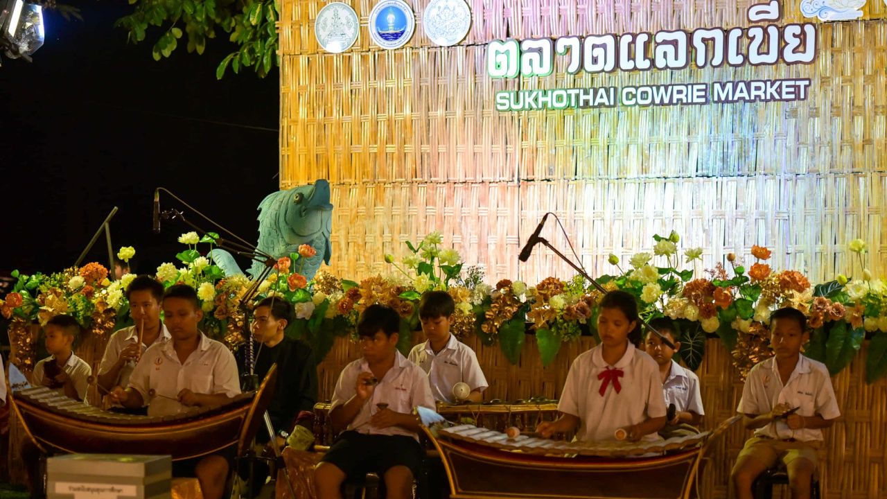 重温素可泰时代生活 参与传统水灯节,点烛火游园