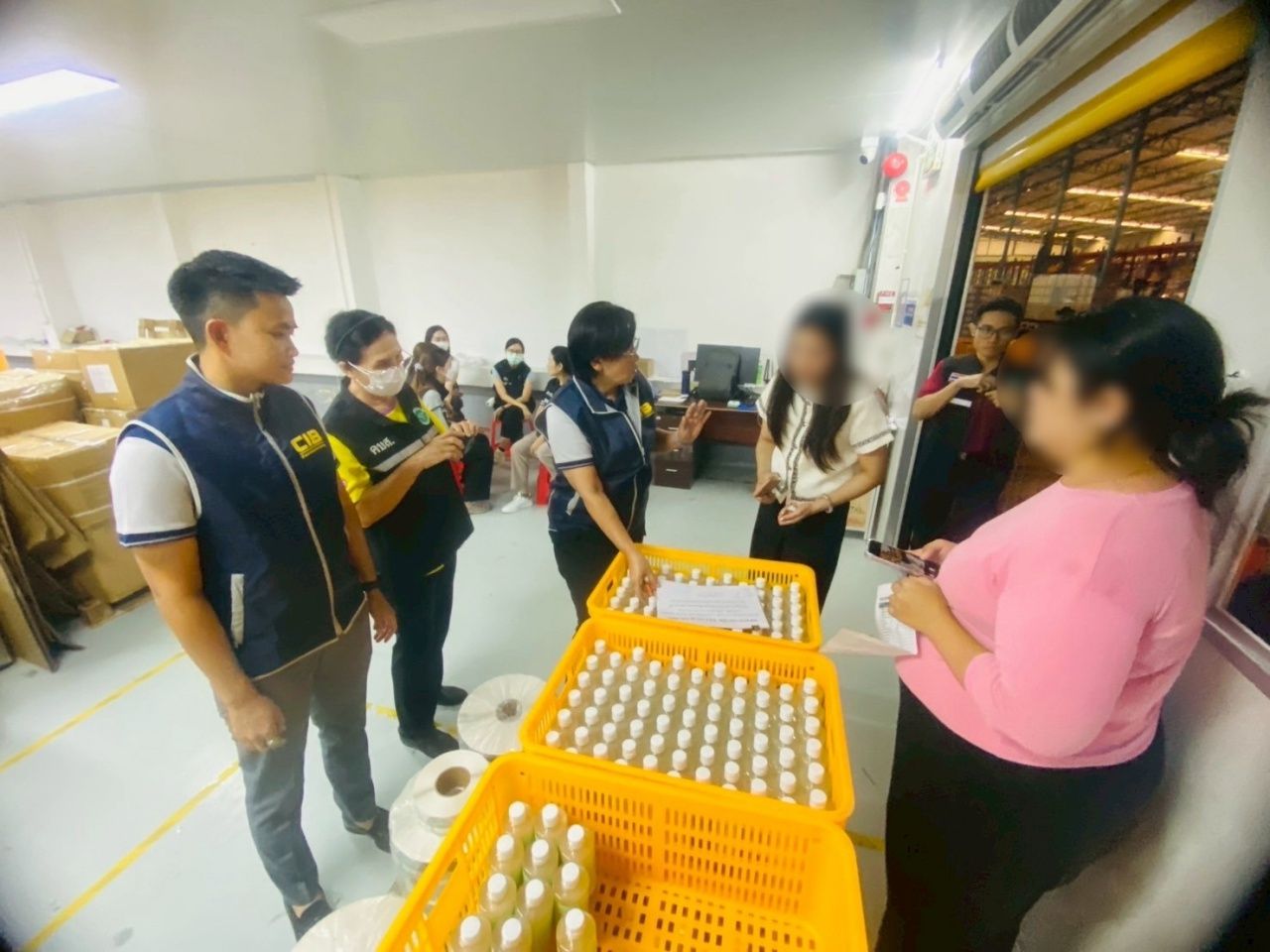 突袭帮巴功地区非法化妆品工厂，正在进行产品熬煮、搅拌并装瓶出口