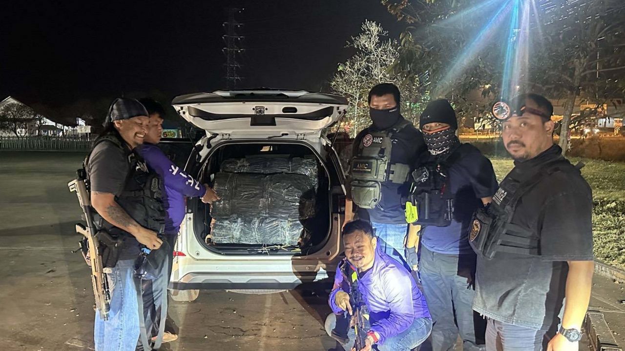 第2区边防警察追捕毒品网络，逮捕2名嫌疑人，受雇运输300公斤冰毒