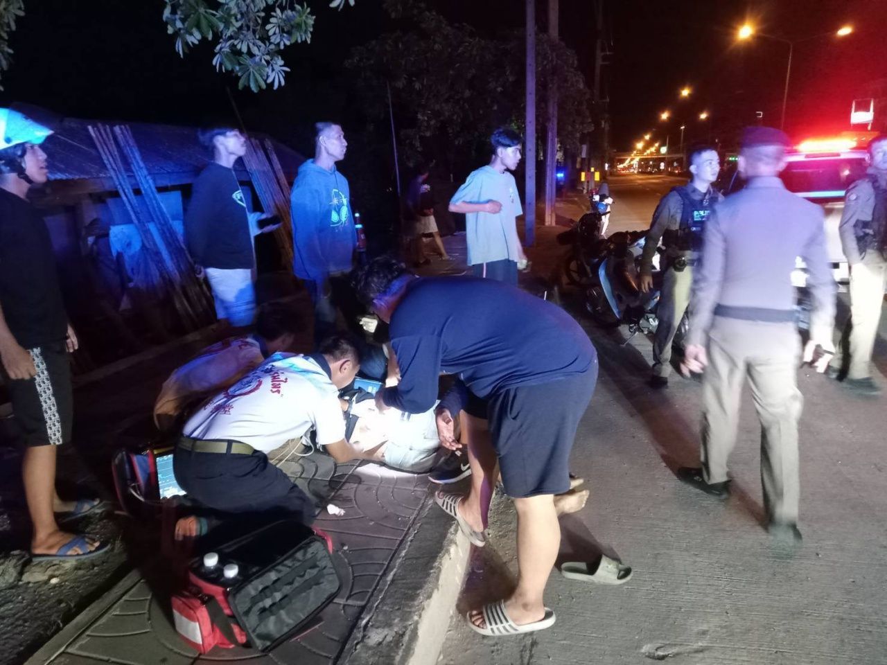 青少年射击士兵，几乎丧命，仅因对视