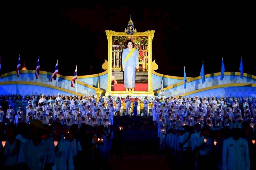 “普米塔姆” 带领民众点燃蜡烛为皇太后祈福