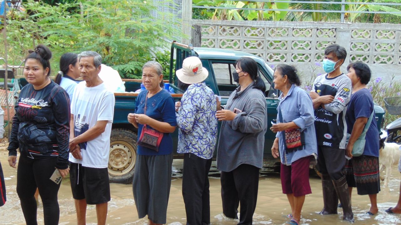 普乐忠普寺方丈赠送大米和饮用水以支援受苏可泰洪灾影响的居民