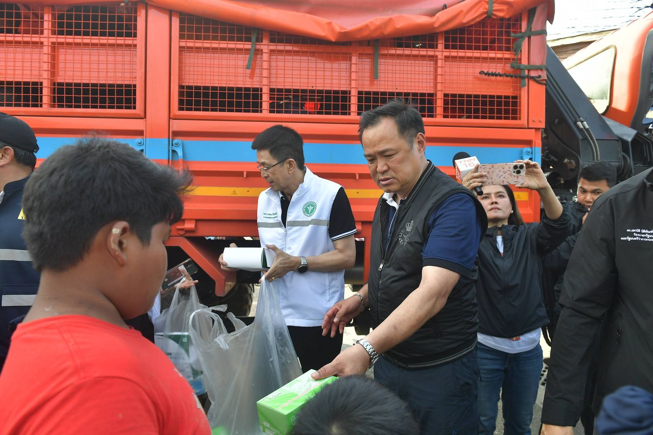 “阿努廷” 再次提醒居民不要忘记注册领取9000泰铢的补助 - “市长潘” 现身接待