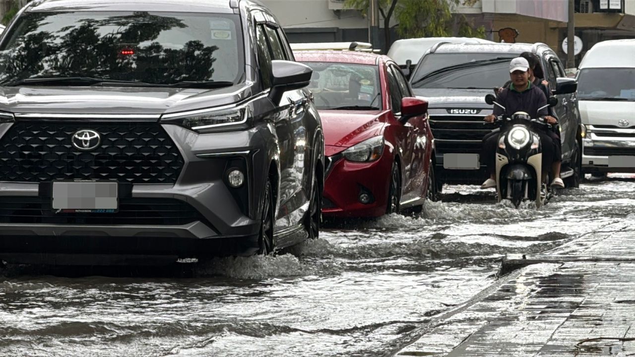 清迈今早遭遇一小时暴雨，市区多地积水