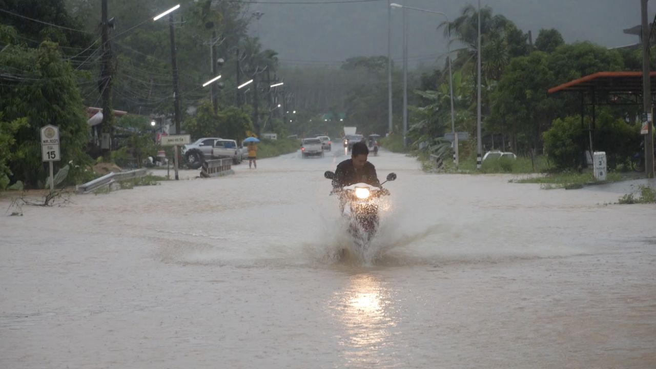 多所学校因暴雨和突发洪水关闭