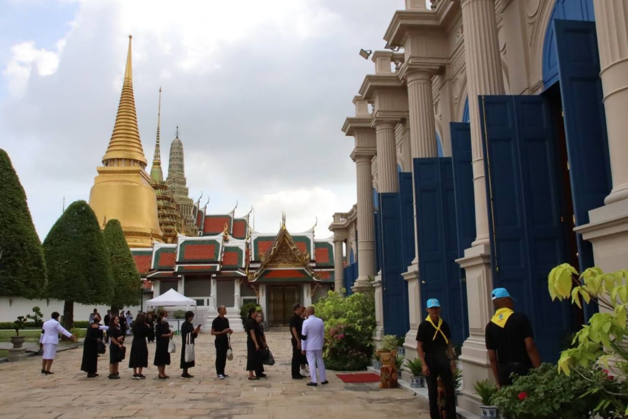 全国各地的群众继续涌入悼念“普密蓬王太后”的遗体