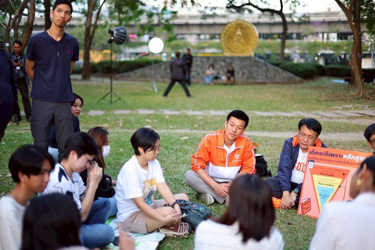 “纳塔彭” 在拉拍劳五岔路口拉票 民众呼吁其成为下一任总理