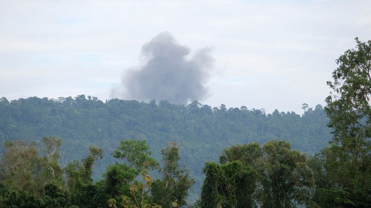 F-16 投掷4枚炸弹在达叻府三栋房子附近的柬埔寨战壕线上