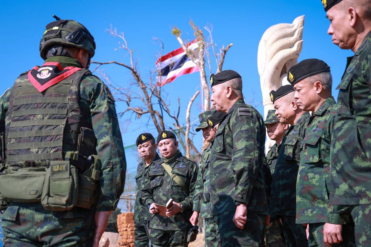 泰国陆军司令访问东北边界地区，指示加强各方面的安全措施，强调巩固稳固的安全体系