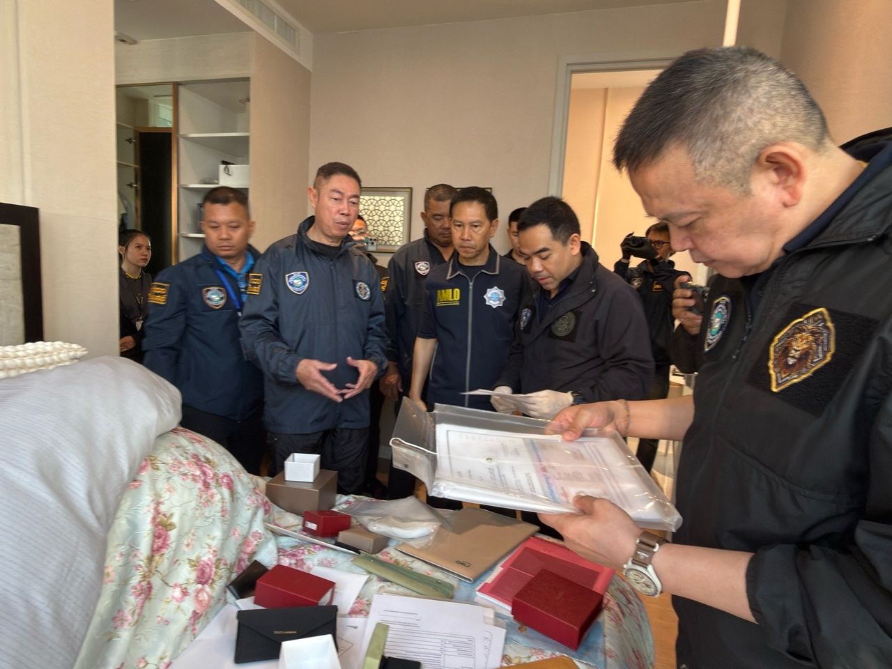 查封价值4亿的财产,“梁拍”网络牵涉柬埔寨诈骗团伙包括豪华公寓和奔驰车