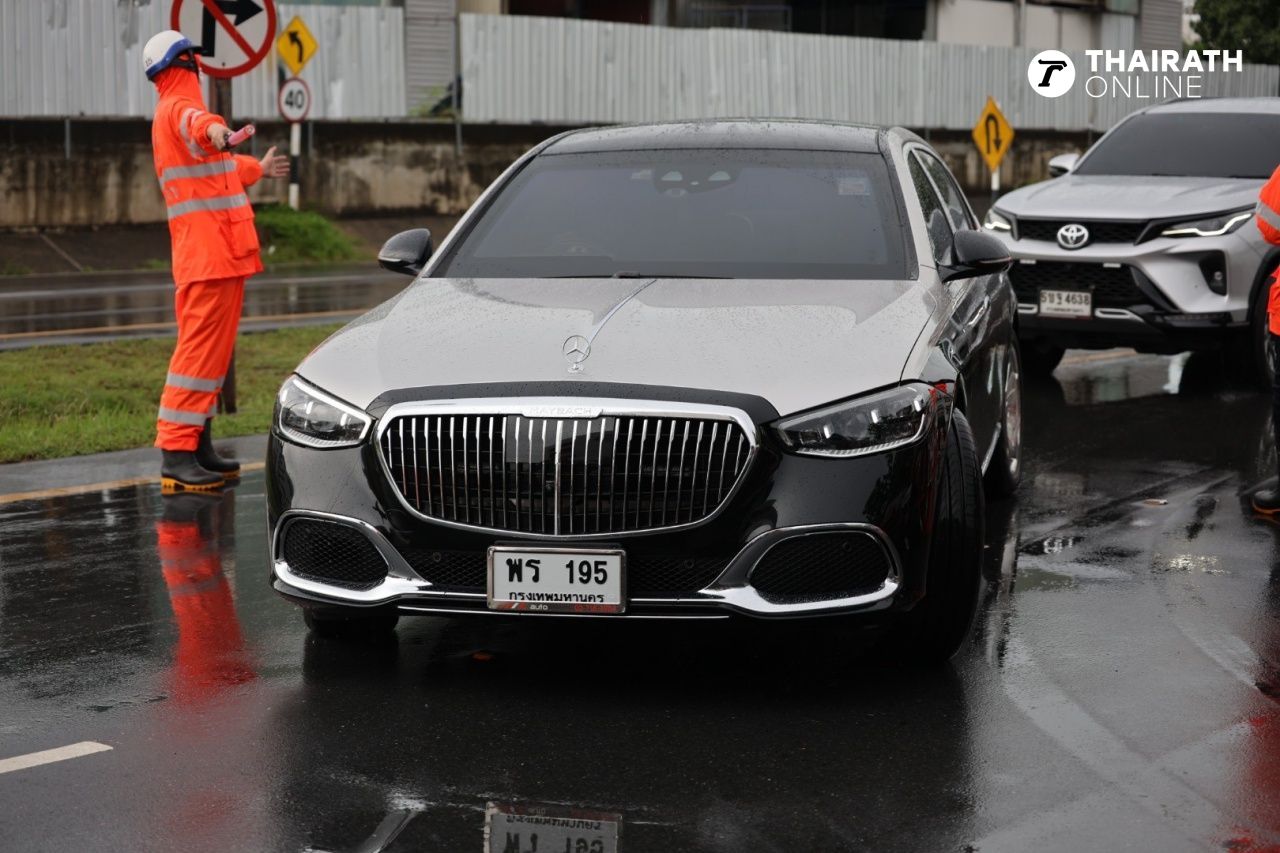 “他信”从私人飞机抵达曼谷，乘豪车前往家中