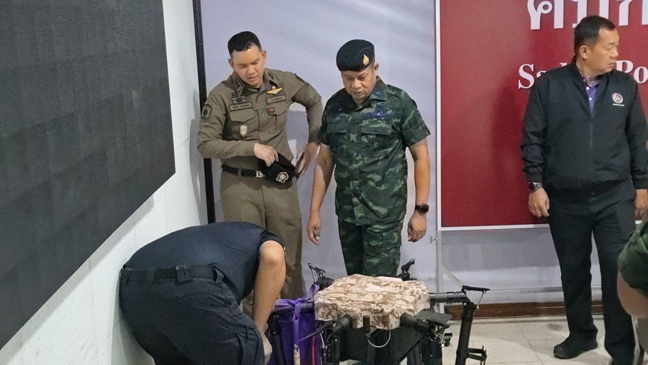 泰国第四军区司令访问边境地区检查被埋无人机，怀疑非法运输用途