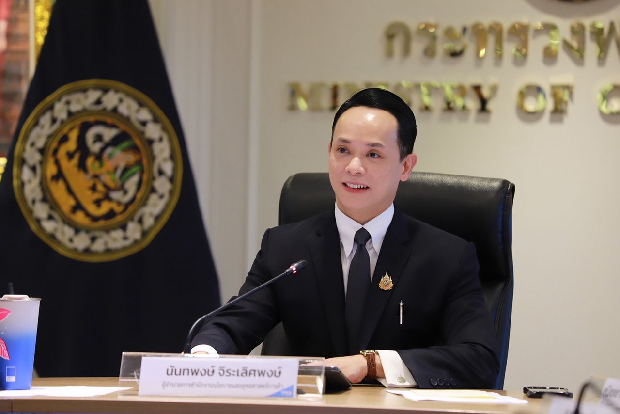 出口11个月突破10.2万亿，电子和AI快速增长，担忧明年受美国税收影响