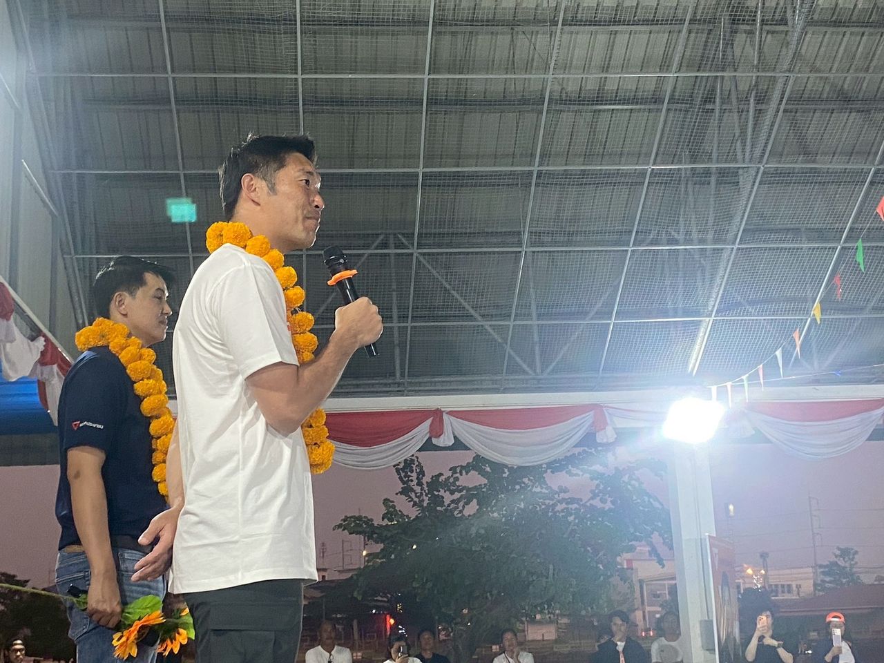 “塔纳通”帮助“阿提拉”拉票，表示厌倦旧式政治，因此与人民党共度艰难