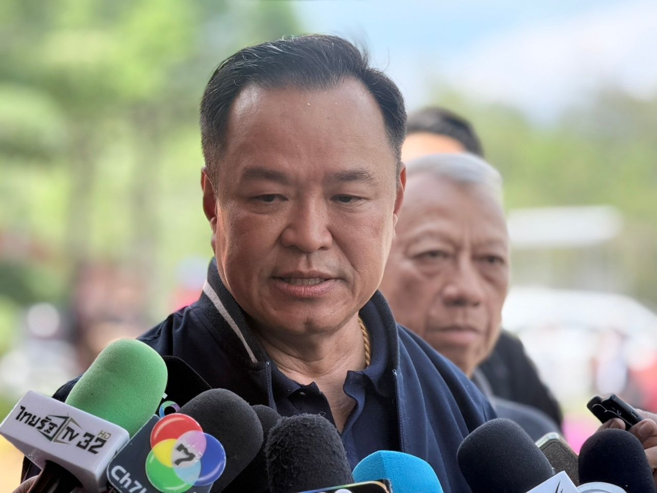 总理对起重机压塌火车导致22死表示遗憾，强调必须有人负责并指派“Pipat”处理现场工作