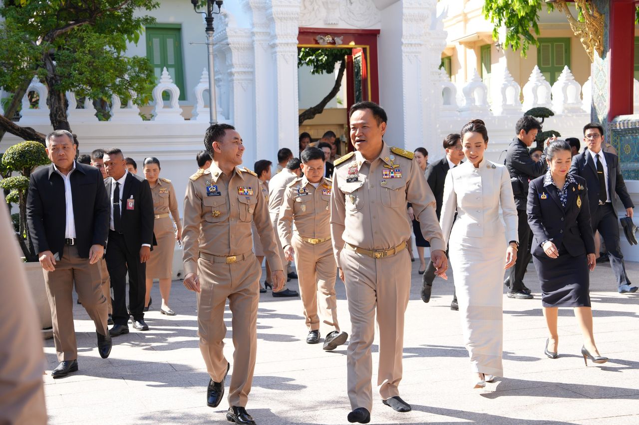 “大树” 鼓励 “阿努廷” 会面时恭敬“最高宗教领袖”