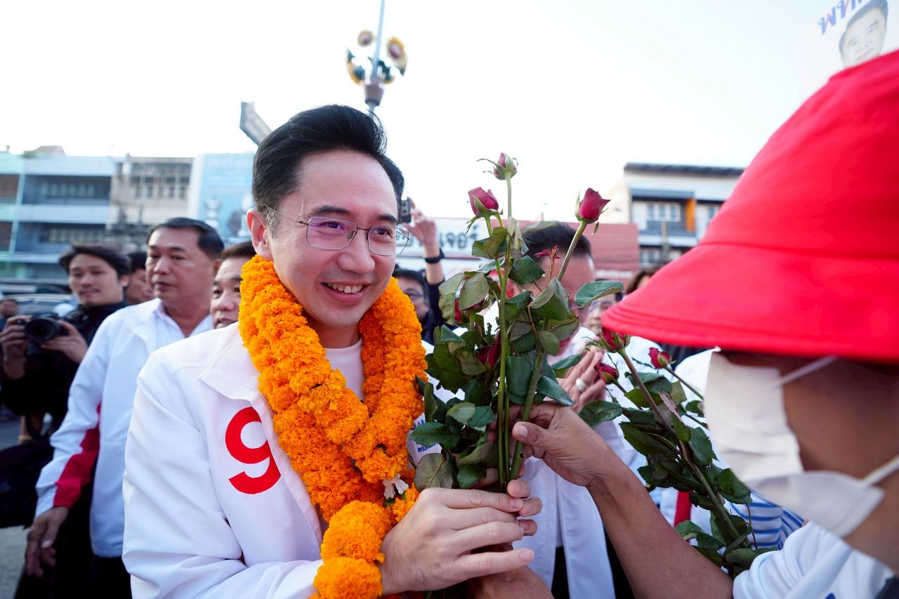 “Yothchanan” 带领为泰党在沙拉武里竞选，展示拿手的面条技艺