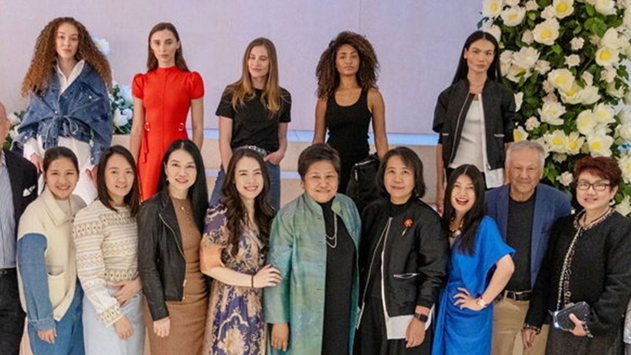 纽约总领事Somchai Taphaiphon在美国纽约市启动“Blooming Lotus：3.1 Philip Lim X Amazing Thailand”活动和系列，由纽约旅游局局长Chompoo Marasri主持，在曼哈顿旗舰店举行。
