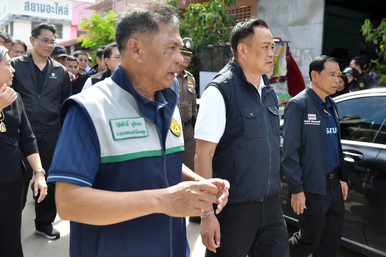 总理在沙敦发放救援物资,承认政府责任,准备防止再次发生的计划