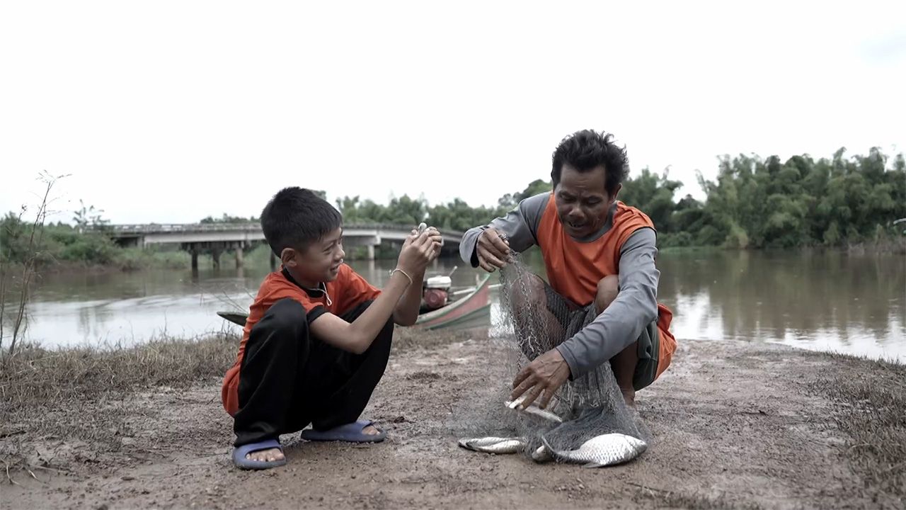 灾难重重 “小螃蟹” 船祸夺父亲性命，必须为七口之家奋斗
