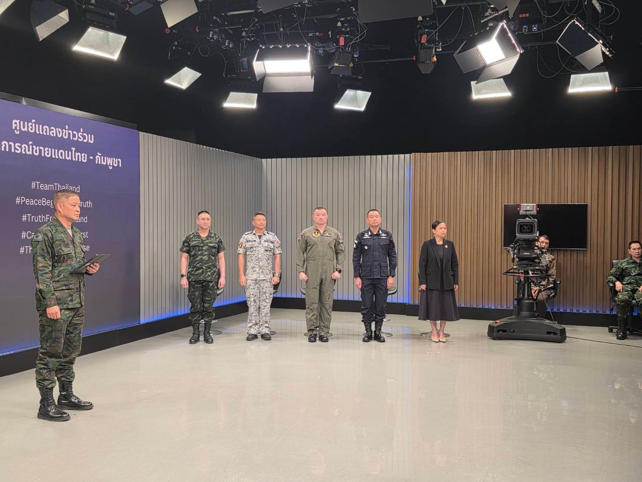 国防部发言人透露泰国外长正加紧协商将泰国公民从柬埔寨送回,空军派遣F-16摧毁三座房屋