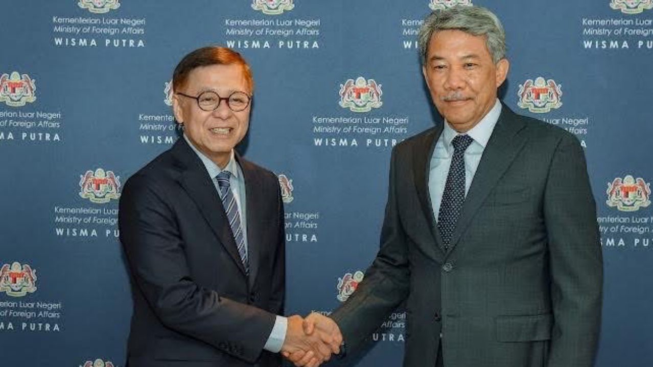 “西哈萨克”应东盟主席邀请访问马来西亚，重申泰柬协议，强调双边机制