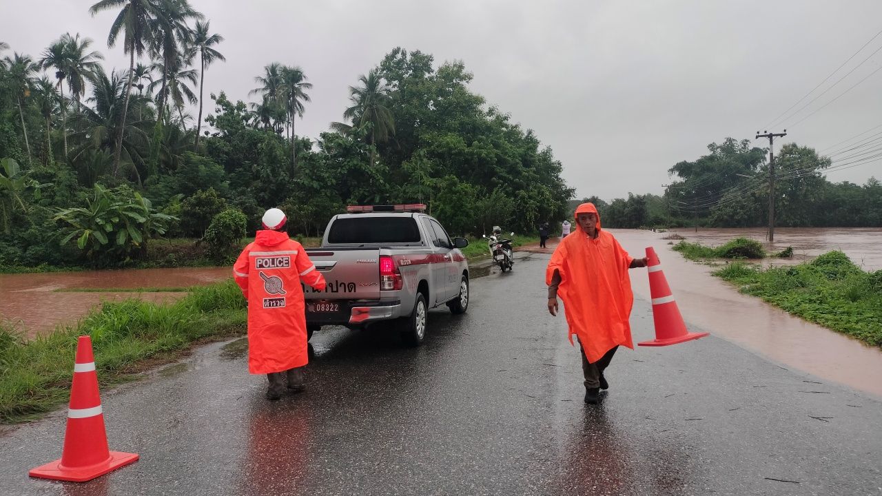 乌泰他尼遭受洪水侵袭，“帕河”泛滥淹没河岸，交通路线封闭