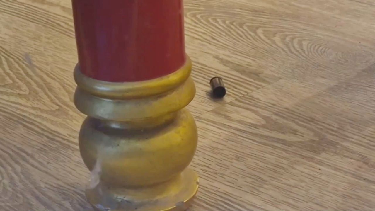 惊险时刻：持枪劫贼抢劫金店 被店主反击后自尽