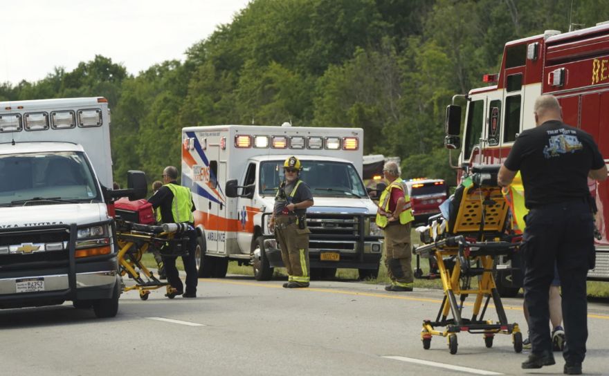旅游巴士在纽约翻车，造成5人死亡，多人受伤
