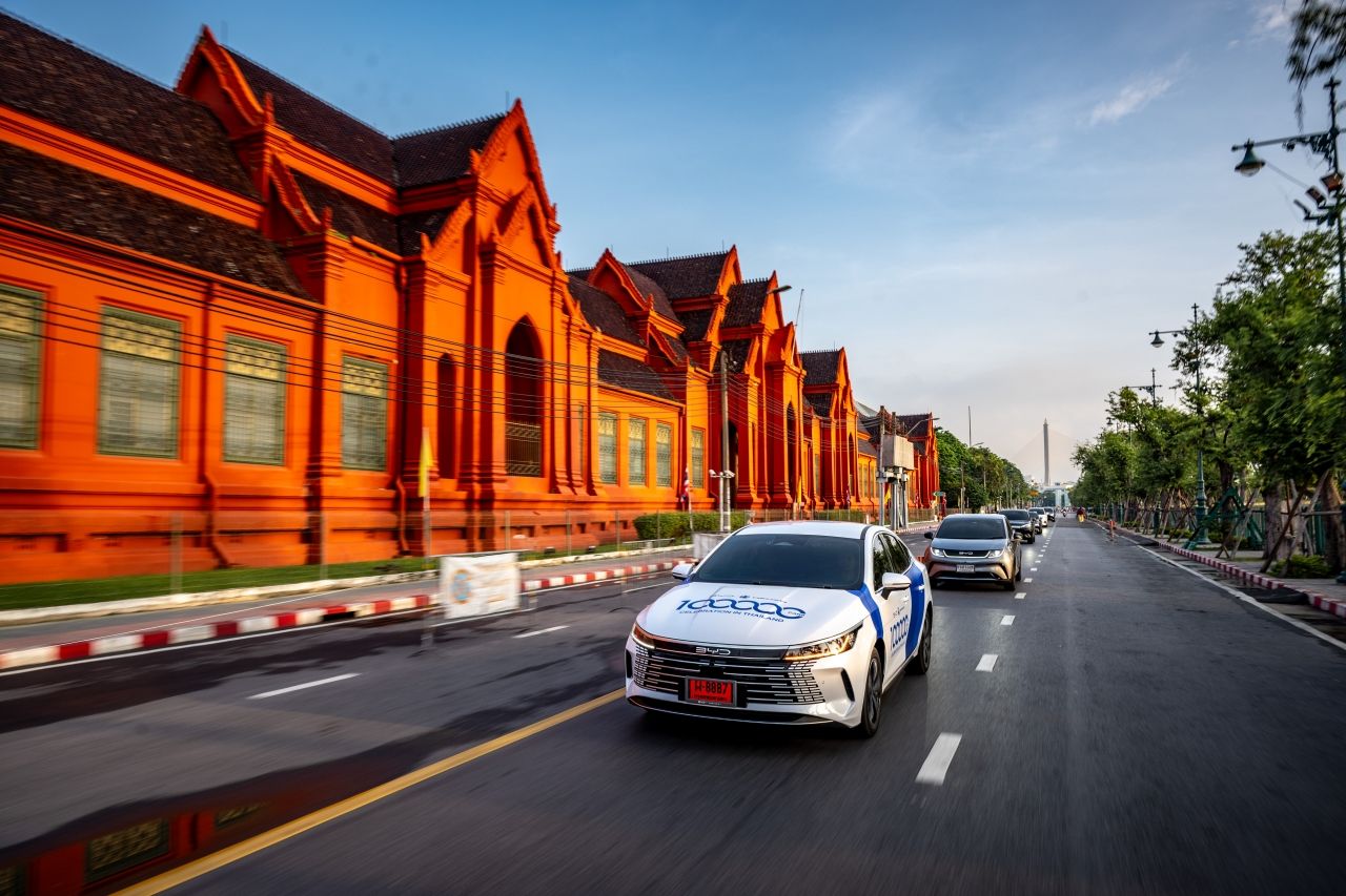 比亚迪向泰国前总理交付泰国第10万辆新能源汽车