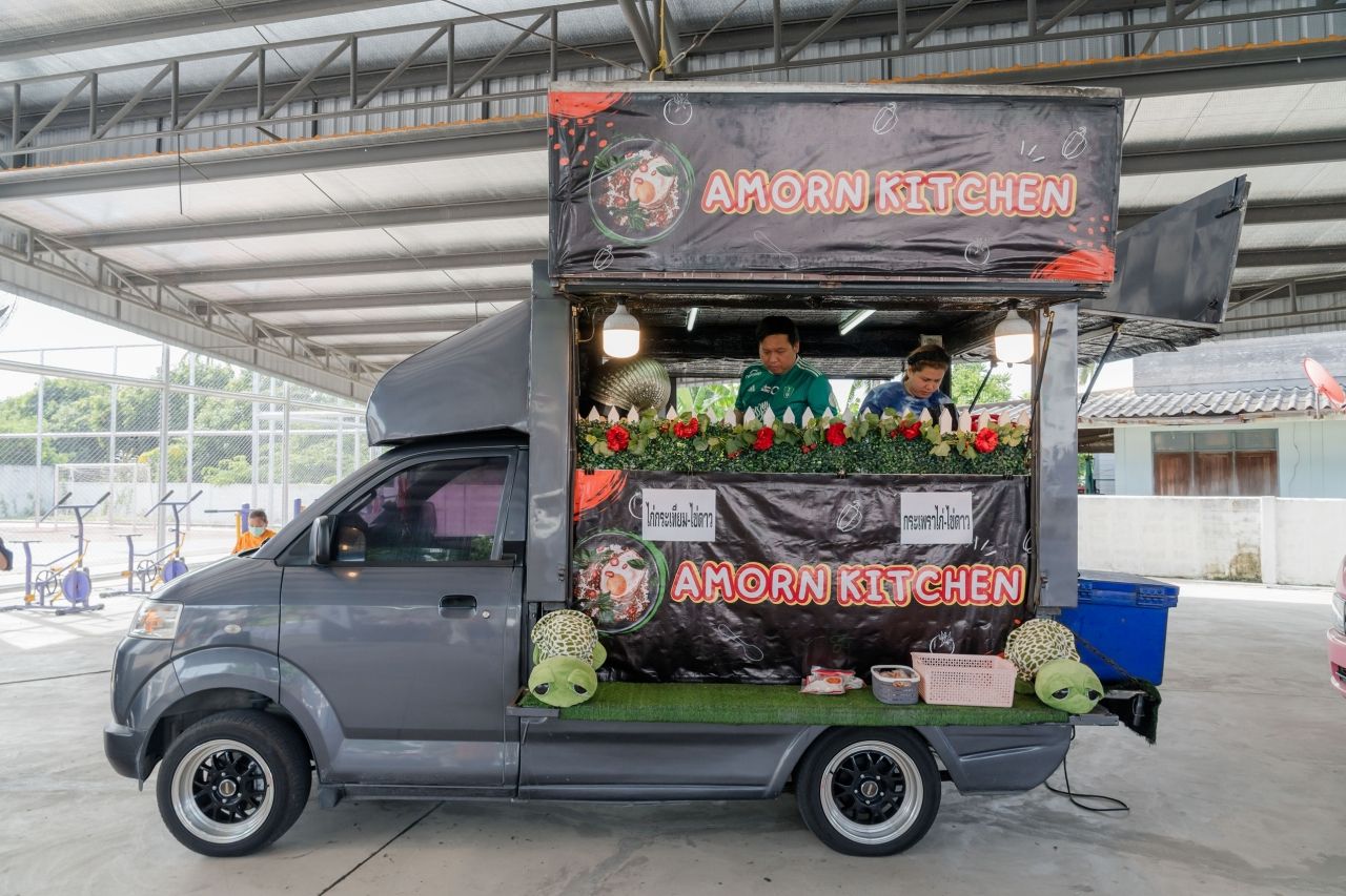 探索改装为创业工具的Suzuki Carry：无论是美食车、理发店还是宠物水疗