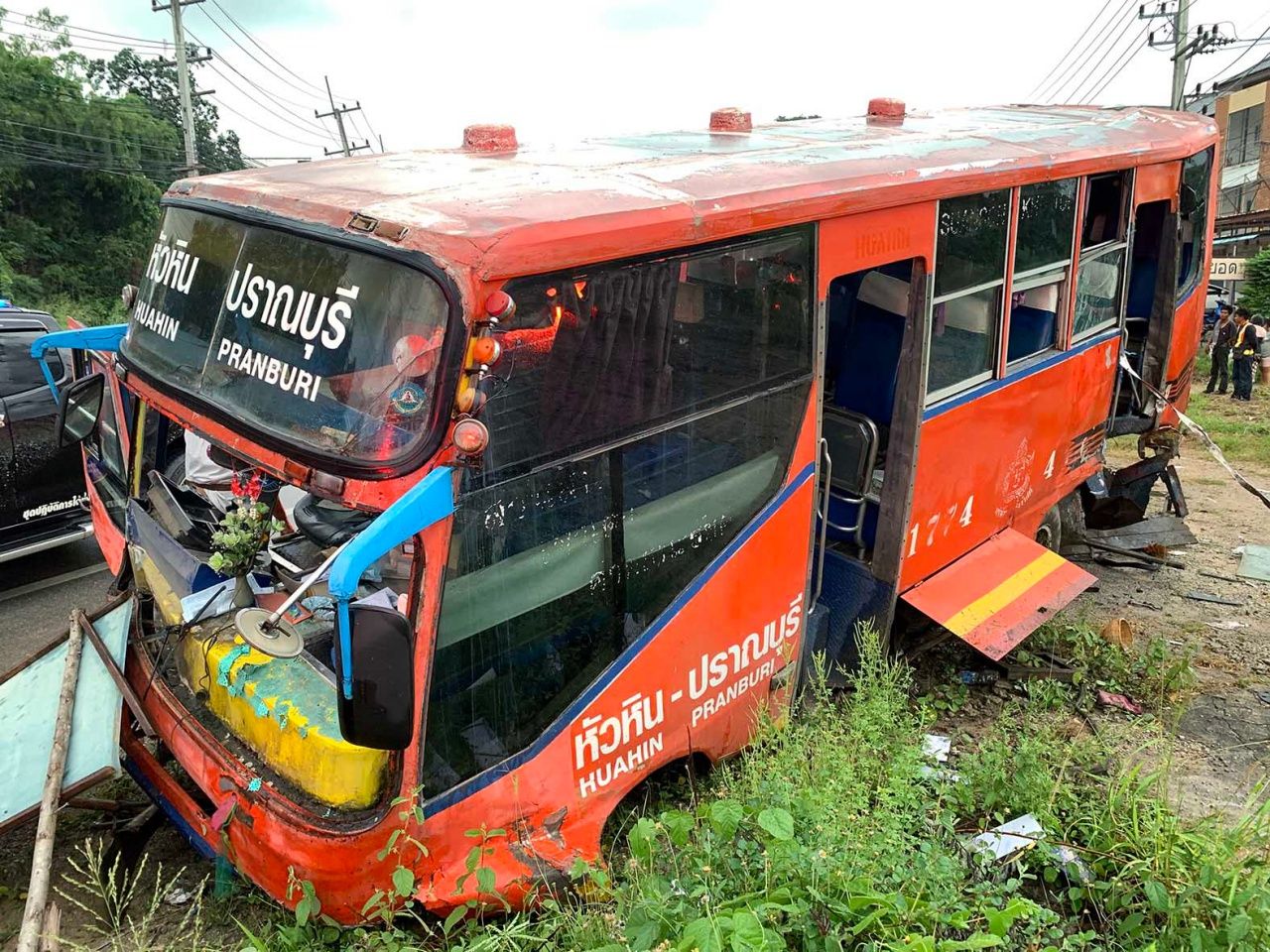 满载预备役学生的大巴遇雨打滑撞电线杆多人受伤