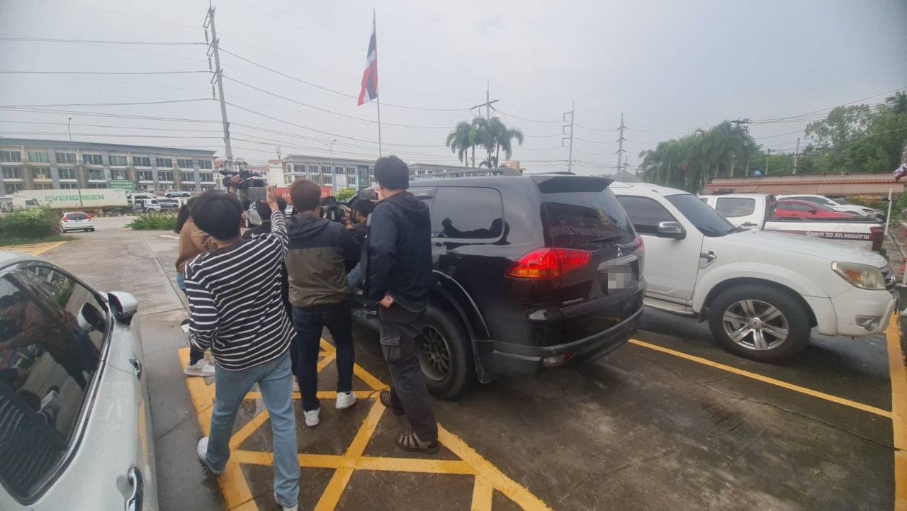 住持袈裟飞扬，被指控购买13岁少女服务