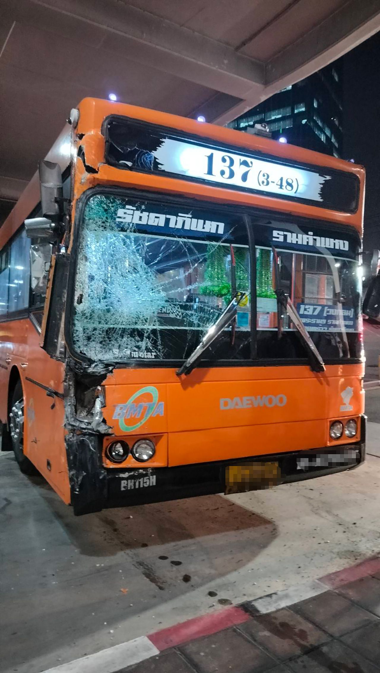 BTS澄清137路公交车撞消防车事故，加紧救助伤者-严格检查车辆状况